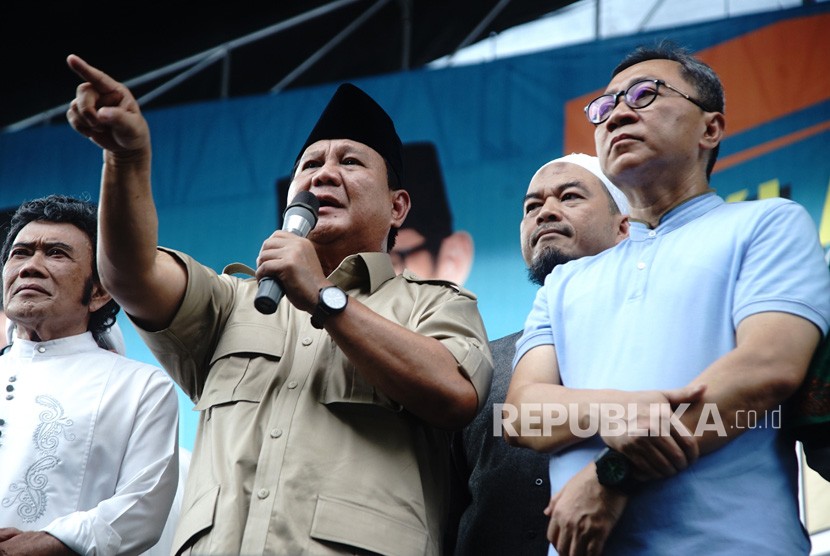 Prabowo Subianto (tengah) berbicara disaksikan Musisi Dangdut Rhoma Irama (kiri) Ketua MPR Zulkifli Hasan (kanan).