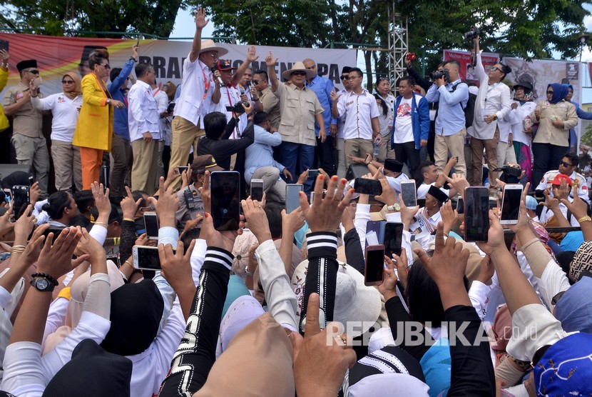 Calon Presiden nomor urut 2, Prabowo Subianto (tengah) menyapa ribuan pendukungnya di lapangan Ketang Ternate Baru, Manado, Sulawesi Utara, Ahad (24/3/2019). 