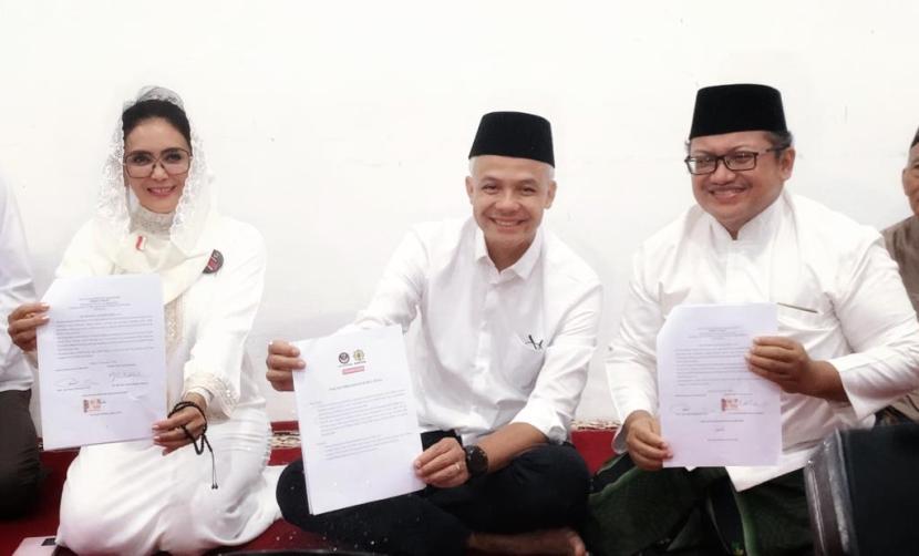 Calon presiden nomor urut 3 Ganjar Pranowo menandatangani Piagam Perjuangan Nurul Huda, Kamis (14/12/2023).