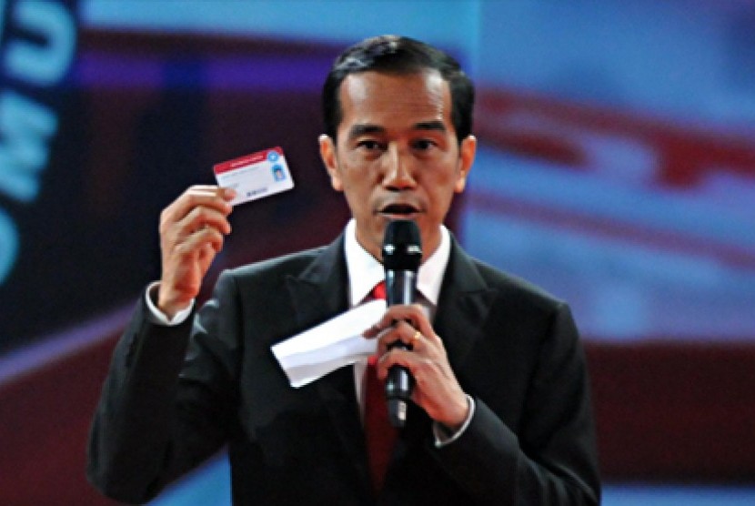 Calon Presiden nomor urut dua, Joko Widodo memberikan paparan dalam debat ronde II di Hotel Gran Melia, Jakarta, Ahad (15/6). Debat tersebut membahas tema Pembangunan Ekonomi dan Kesejahteraan Sosial. 