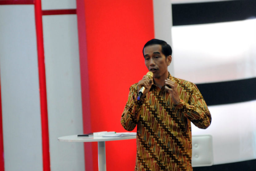 Calon presiden nomor urut dua, Joko Widodo, memberikan paparan dalam debat capres di Hotel Holiday Inn, Kemayoran, Jakarta, Ahad (22/6). 