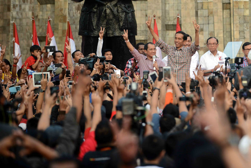 Calon Presiden nomor urut dua, Joko Widodo, memberikan pidatonya kepada ribuan pendukungnya di Tugu Proklamasi, Jakarta, Rabu (9/7). 