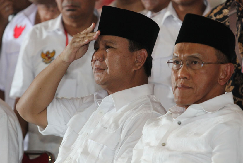   Calon Presiden nomor urut satu, Prabowo Subianto (kiri) didampingi Ketua Umum Partai Golkar Aburizal Bakrie (kanan) pada kampanye dialogis, di Medan, Sumut, Rabu (11/6). (Antara/Irsan Mulyadi)