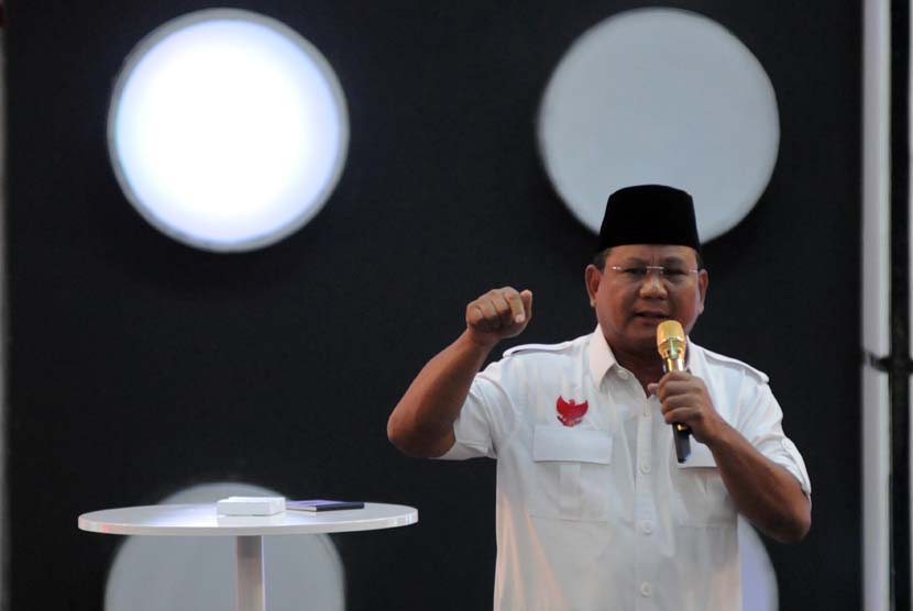Calon presiden nomor urut satu, Prabowo Subianto bersiap memberikan paparan dalam debat calon presiden di Hotel Holiday Inn, Kemayoran, Jakarta, Ahad (22/6).