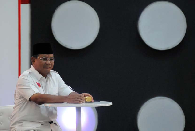 Calon presiden nomor urut satu, Prabowo Subianto bersiap memberikan paparan dalam debat calon presiden di Hotel Holiday Inn, Kemayoran, Jakarta, Ahad (22/6).