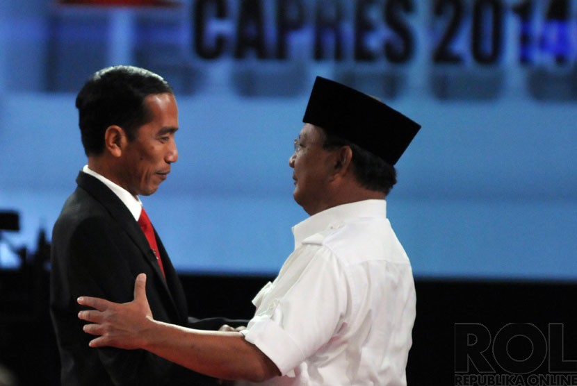 Calon Presiden nomor urut satu, Prabowo Subianto (kanan) berpelukan dengan Calon Presiden nomor urut dua, Joko Widodo jelang debat ronde II di Jakarta, Ahad (15/6). (Republika/Aditya Pradana Putra)