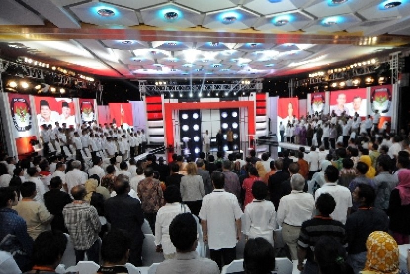 Calon presiden nomor urut satu, Prabowo Subianto (kiri) dan calon presiden nomor urut dua Joko Widodo (kanan) bersiap mengikuti debat di Hotel Holiday Inn, Kemayoran, Jakarta, Ahad (22/6).