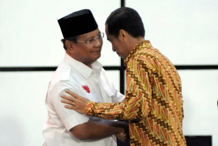 Calon presiden nomor urut satu, Prabowo Subianto (kiri), dan calon presiden nomor urut dua, Joko Widodo (kanan), berjabat tangan jelang debat di Hotel Holiday Inn, Kemayoran, Jakarta, Ahad (22/6). 