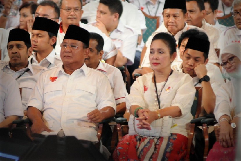 Calon presiden nomor urut satu Prabowo Subianto (kiri) didampingi mantan istrinya Titiek Soeharto (kanan) menyimak debat cawapres di Hotel Bidakara, Jakarta, Ahad (29/6). Debat Cawapres dengan moderator Wakil Rektor Universitas Gadjah Mada (UGM) Dwikorita 