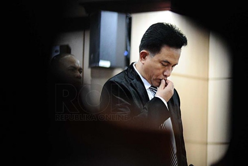 Calon presiden Partai Bulan Bintang (PBB) Yusril Ihza Mahendra tertunduk saat mengajukan permohonan UU Pilpres di Mahkamah Konstitusi (MK), Jakarta, Selasa (21/1).