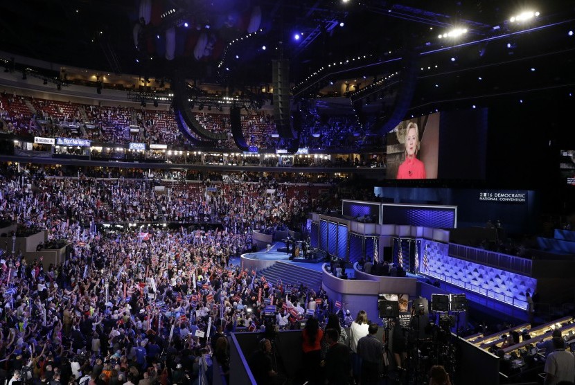 Calon presiden Partai Demokrat Hillary Clinton di sesi hari kedua Konvensi Nasional Partai Demokrat di Philadelphia, Selasa, (26/7).