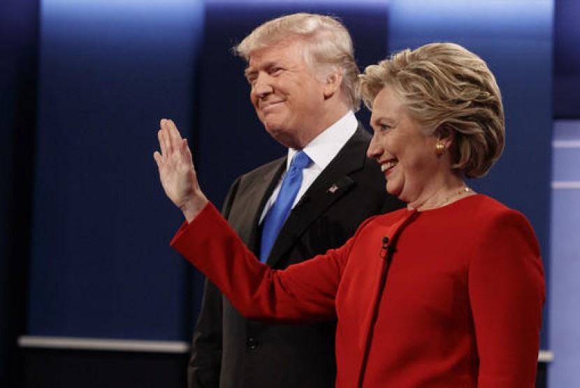 Calon presiden Partai Republik AS Donald Trump dan Calon presiden Partai Demokrat Hillary Clinton sebelum debat dimulai di Hofstra University, Hempstead, New York, Senin, 26 September 2016.