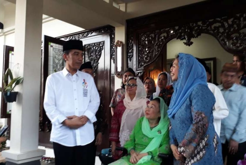 Bakal calon Presiden Indonesia, Prabowo Subianto (tengah) berbincang bersama    Istri Alm Abdurrahman Wahid  Shinta Nur Wahid (kanan) bersama sang anak Anak Yenny Wahid (kiri)  di kediaman Abdurrahman Wahid, Jakarta, Kamis (13/9).