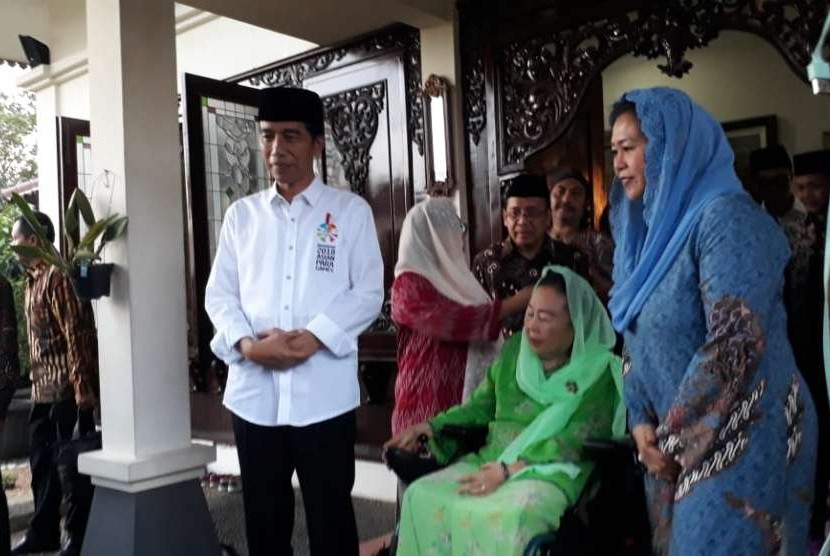 Calon Presiden pejawat Joko Widodo berkunjung ke kediaman Sinta Nuriah Wahid di Ciganjur, Jumat (7/9) sore ini. Jokowi mengaku meminta restu untuk mencalonkan diri sebagai capres 2019.