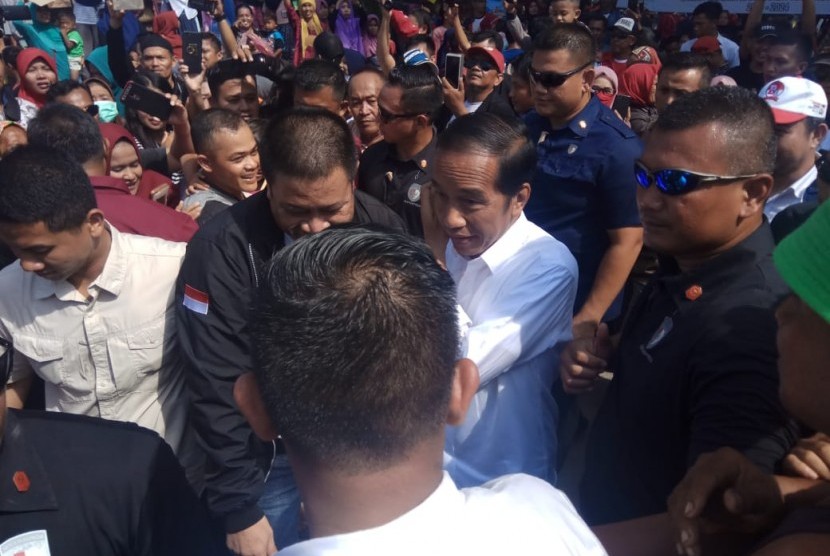 Calon presiden pejawat Joko Widodo mengawali kegiatan kampanye terbuka dengan mengunjungi Kampung Nelayan Manggar Baru, Balikpapan, Kamis (28/3).
