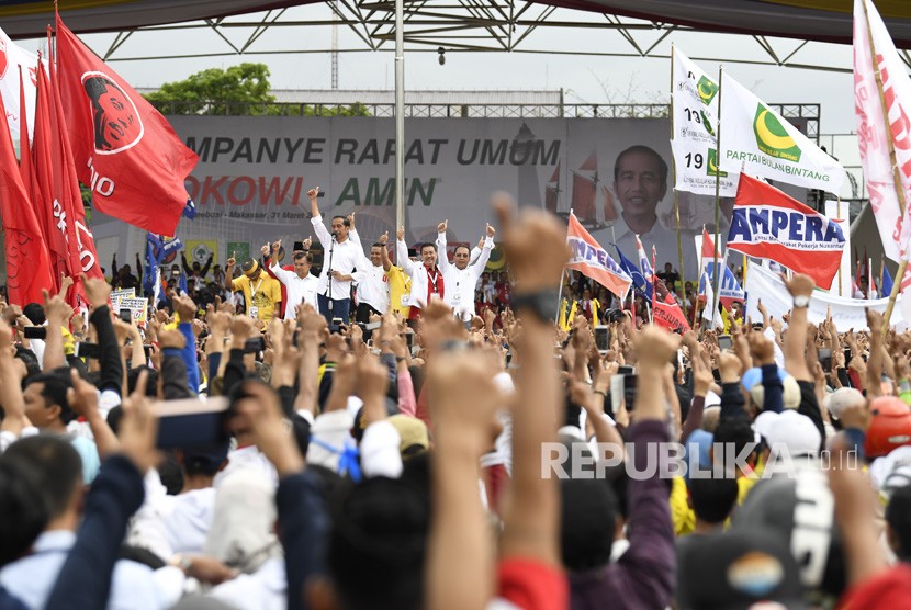 Calon Presiden petahana Joko Widodo (tengah) didampingi Ketua Dewan Pengarah Tim Pemenangan Jokowi-Maruf Jusuf Kalla (kedua kiri) menyampaikan orasi dalam kampanye terbuka di Lapangan Karebosi, Makasar, Sulawesi Selatan, Ahad (31/3/2019). 