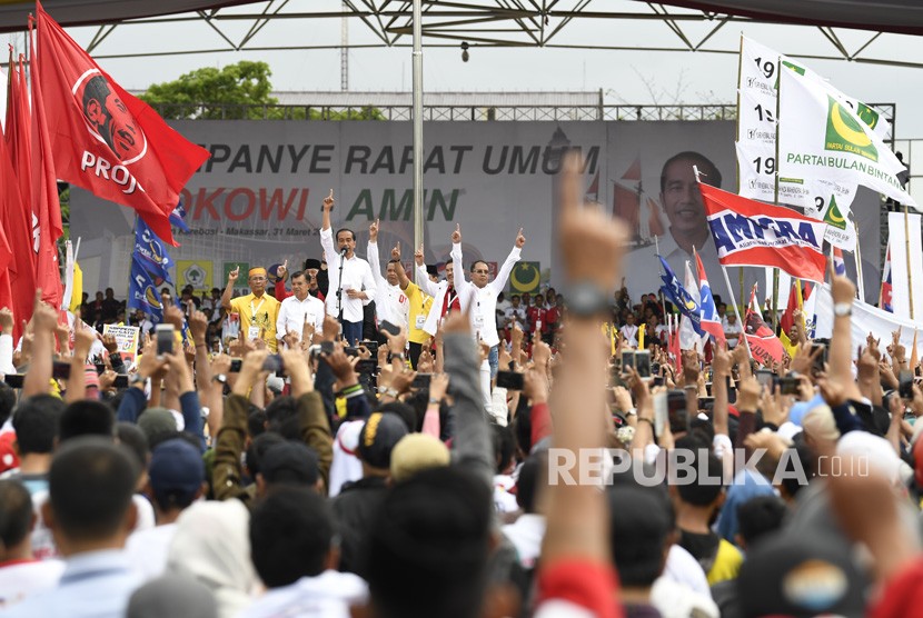 Calon Presiden petahana Joko Widodo (tengah) didampingi Ketua Dewan Pengarah Tim Pemenangan Jokowi-Maruf Jusuf Kalla (kedua kiri) menyampaikan orasi dalam kampanye terbuka di Lapangan Karebosi, Makasar, Sulawesi Selatan, Ahad (31/3/2019).