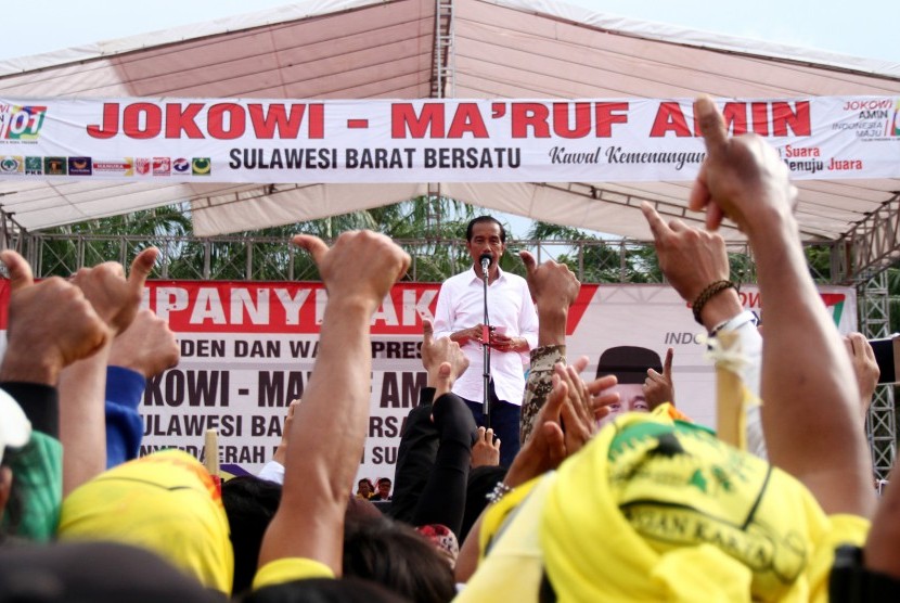 Calon Presiden petahana nomor urut 01 Joko Widodo berpidato saat kampanye terbuka di Lapangan Ahmad Kirang, Mamuju, Sulawesi Barat, Kamis (28/03/2019).