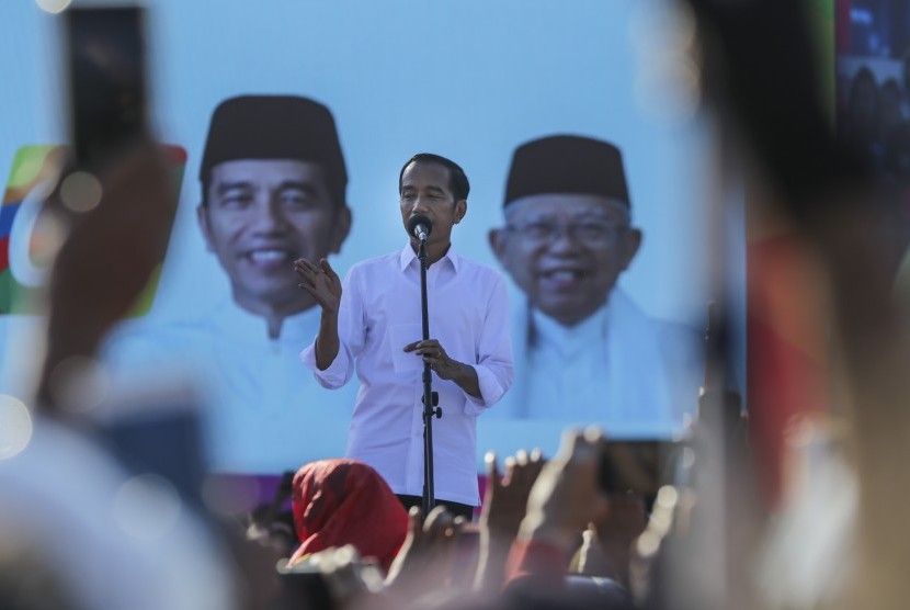 Calon Presiden petahana nomor urut 01 Joko Widodo berpidato di hadapan ribuan pendukungnya saat kampanye akbar di Batam, Kepulauan Riau, Sabtu (6/4/2019).