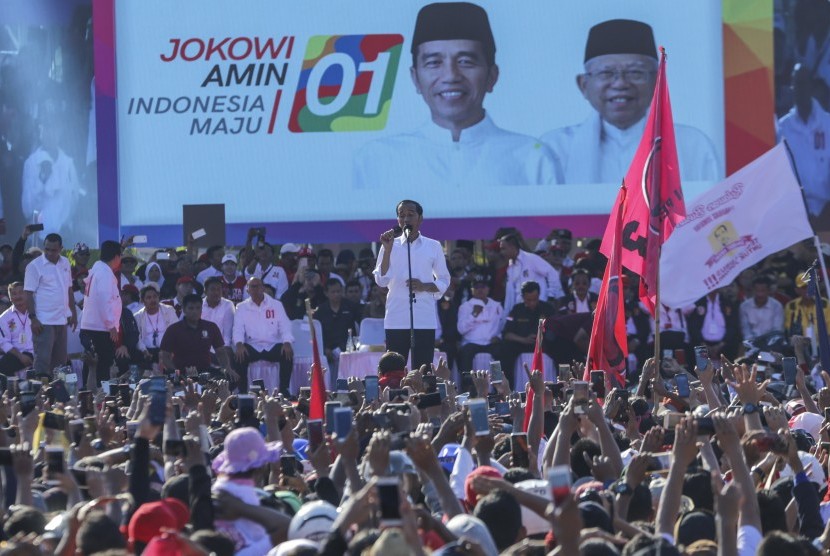 Calon Presiden petahana nomor urut 01 Joko Widodo berpidato di hadapan ribuan pendukungnya saat kampanye akbar di Batam, Kepulauan Riau, Sabtu (6/4/2019).