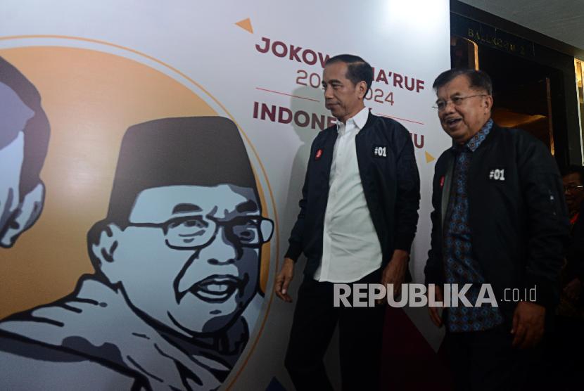 Calon presiden petahana nomor urut 01 Joko Widodo bersama Dewan Pengarah Jenggala Center Jusuf Kalla bersiap memberikan keterangan pers usai menghadiri Rapat Konsolidasi Nasional Jenggala Center di Jakarta, Ahad (3/2). 