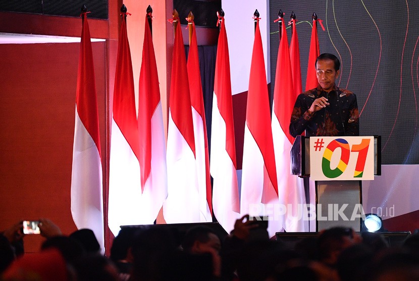 Calon Presiden petahana Nomor Urut 01 Joko Widodo bersiap menyampaikan pengarahan dalam Konsolidasi H-30 Pemilu Presiden dan Wakil Presiden Tahun 2019 di Hotel Borobudur, Jakarta, Ahad (17/3/2019).