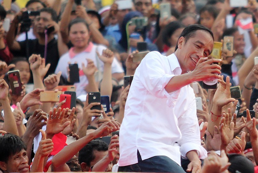 Calon Presiden petahana nomor urut 01 Joko Widodo berswafoto dengan massa pendukungnya saat melakukan kampanye terbuka di kota Dumai, Dumai, Riau, Selasa (26/3).