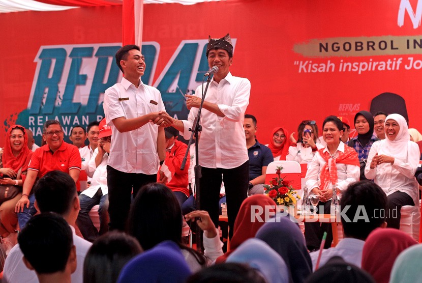 Calon Presiden petahana nomor urut 01 Joko Widodo (kanan) berbincang dengan salah satu relawan Pengusaha Muda Nasional (Repnas) saat menggelar kampanye Ngopi (ngobrol Inspirasi) di Banyuwangi, Jawa Timur, Senin (25/3/2019).