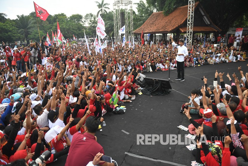 Calon Presiden petahana nomor urut 01 Joko Widodo (kanan) berpidato saat kampanye terbuka di Banyuwangi, Jawa Timur, Senin (25/3/2019). 