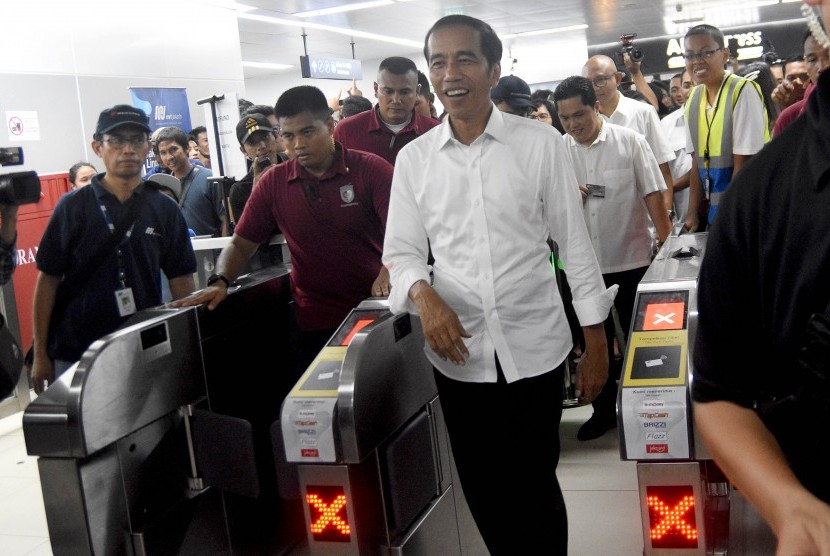 Calon Presiden petahana nomor urut 01 Joko Widodo (kanan) bersiap menaiki kereta Mass Rapid Transit (MRT) di Stasiun Bundaran Hotel Indonesia, Jakarta, Sabtu (20/4/2019). 