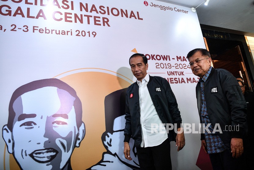 Calon presiden petahana nomor urut 01 Joko Widodo (kiri) bersama Dewan Pengarah Jenggala Center Jusuf Kalla bersiap memberikan keterangan pers seusai menghadiri Rapat Konsolidasi Nasional Jenggala Center di Jakarta, Ahad (3/2/2019).