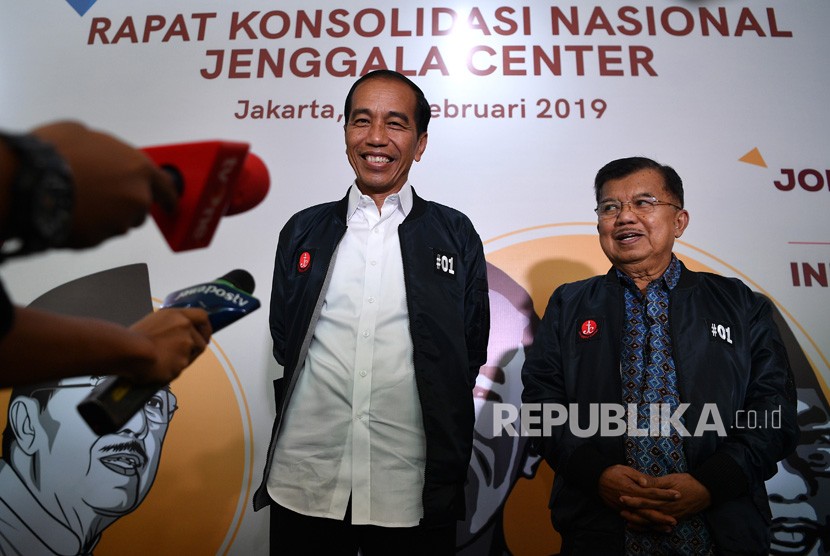 Calon presiden petahana nomor urut 01 Joko Widodo (kiri) bersama Dewan Pengarah Jenggala Center Jusuf Kalla memberikan keterangan pers seusai menghadiri Rapat Konsolidasi Nasional Jenggala Center di Jakarta, Ahad (3/2/2019).