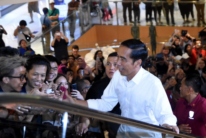 Calon Presiden petahana nomor urut 01, Joko Widodo melambaikan tangan pada pengunjung Mal Grand Indonesia, Jakarta, Sabtu (20/4/2019). 