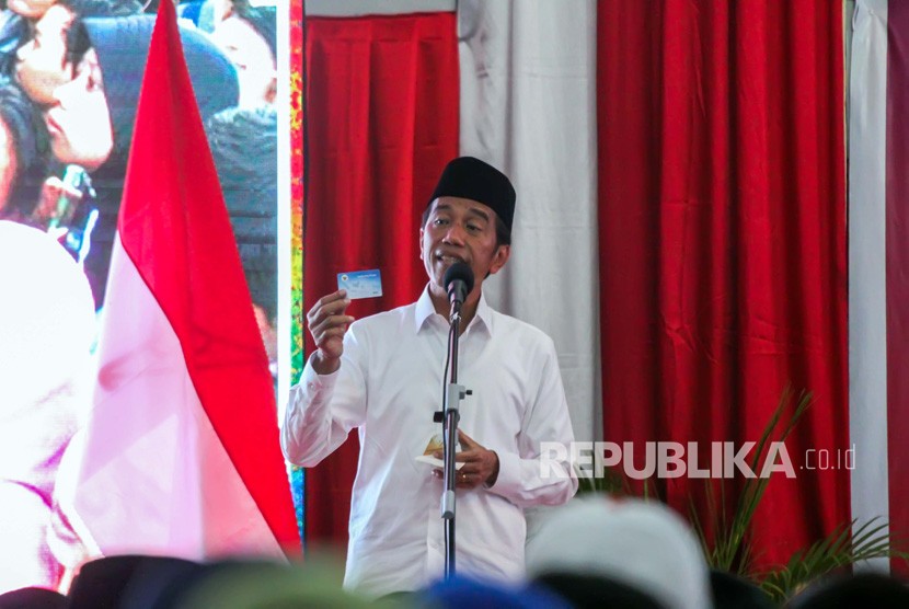 Kartu pra kerja (ilustrasi). Foto: Calon Presiden petahana nomor urut 01 Joko Widodo menunjukkan kartu Pra Kerja saat berpidato dalam kampanye terbuka di Lhokseumawe, Aceh, Selasa (26/3/2019). 