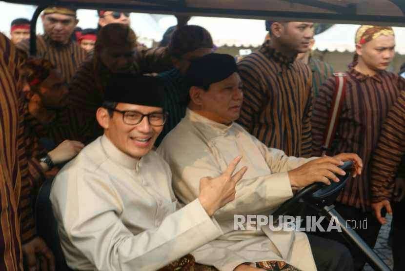 Calon Presiden Prabowo Subianto dan Calon Wakil Presiden Sandiaga Salahuddin Uno saat mengikuti iring-iringan deklarasi kampanye damai di Monas, Jakarta, Ahad (23/9). 