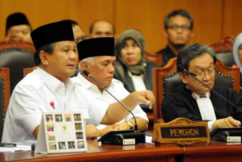 Calon presiden Prabowo Subianto (kiri) didampingi calon wakil presiden Hatta Rajasa (kanan) menjalani sidang perdana perkara Perselisihan Hasil Pemilihan Umum (PHPU) Presiden dan Wakil Presiden Tahun 2014 di Mahkamah Konstitusi (MK), Jakarta, Rabu (6/8). 