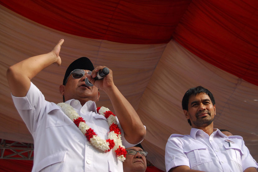 Calon Presiden, Prabowo Subianto (kiri) didampingi Ketua Umum Partai Aceh, Muzakir Manaf (kanan) menyampaikan orasi politik pada kampanye pilpres di Stadion Hadimurthala, Banda Aceh, Rabu (11/6). 