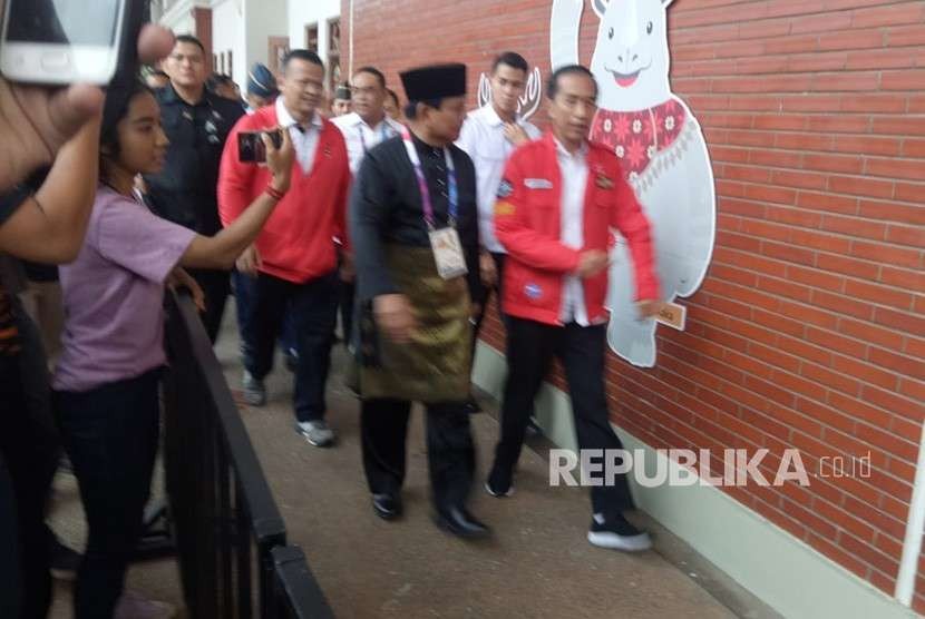 Calon presiden Prabowo Subianto menyambut kedatangan Presiden Republik Indonesia, Joko Widodo di Padepokan Pencak Silat Taman Mini Indonesia (TMII) untuk menyaksikan final babak Pencak Silat pada ajang Asian Games 2018, Rabu (29/8).
