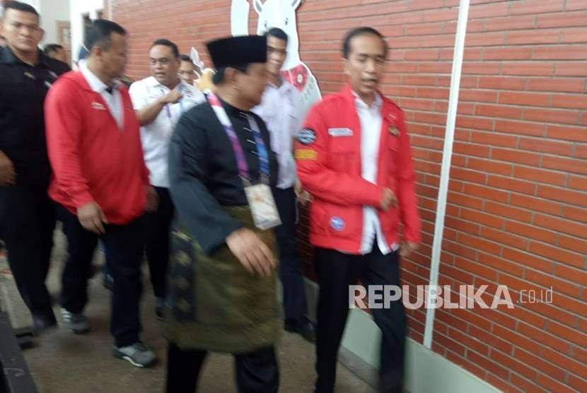 Calon Presiden RI Prabowo Subianto menyambut kedatangan Presiden Republik Indonesia, Joko Widodo di Padepokan Pencak Silat Taman Mini Indonesia (TMII), Rabu (29/8).