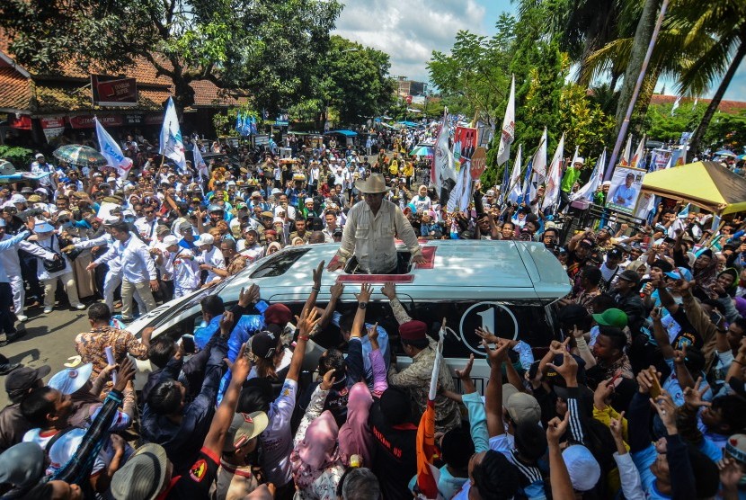 Calon Presiden Prabowo Subianto menyapa pendukungnya usai melakukan orasi politik pada kampanye terbuka di Lapangan Lokasana, Kabupaten Ciamis, Jawa Barat, Sabtu (6/4/2019).