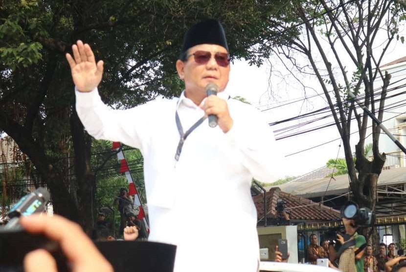 Calon Presiden Prabowo Subianto menyapa pendukungnya yang hadir di Kantor KPU, Jakarta, Jumat (10/8). 