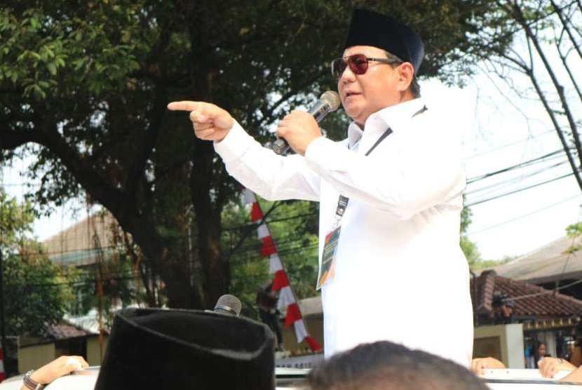 Calon Presiden Prabowo Subianto menyapa pendukungnya yang hadir di Kantor KPU, Jakarta, Jumat (10/8). 