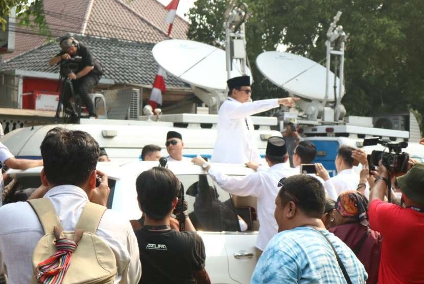 Calon Presiden Prabowo Subianto menyapa pendukungnya yang hadir di Kantor KPU, Jakarta, Jumat (10/8). 