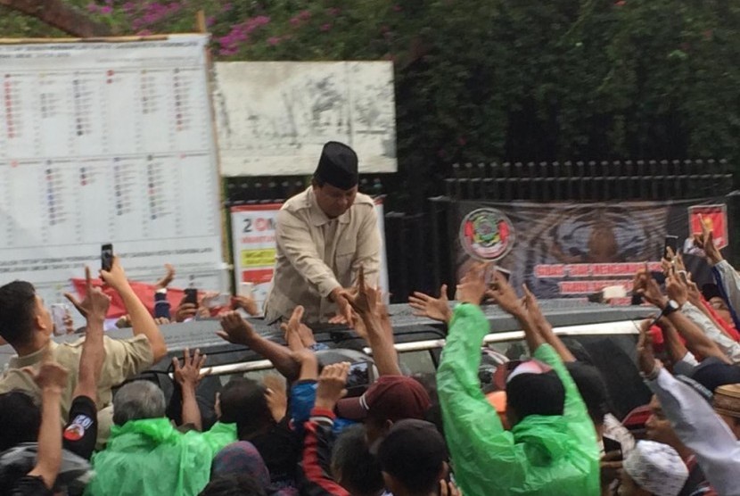 Calon presiden Prabowo Subianto menyapa ribuan pendukungnya yang memadati GOR Sukapura, Kota Tasikmalaya, Sabtu (9/3).