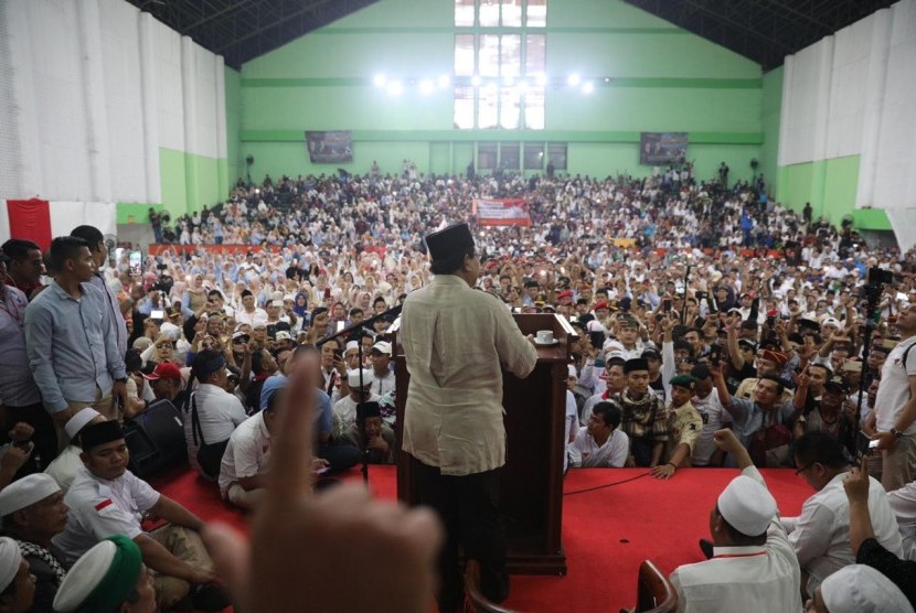 Calon presiden Prabowo Subianto menyapa ribuan pendukungnya yang memadati GOR Sukapura, Kota Tasikmalaya, Sabtu (9/3).