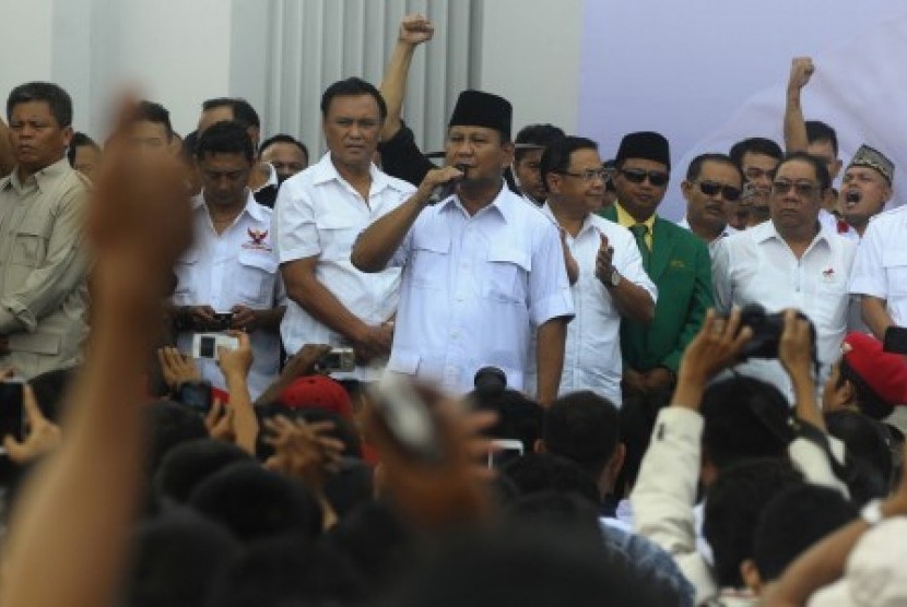 Calon Presiden Prabowo Subianto, saat melakukan orasi pada Deklarasi Tim Pemenangan Prabowo-Hatta untuk wilayah Jawa Barat di Monumen Perjuangan, Bandung, Jawa Barat, Rabu (28/5).