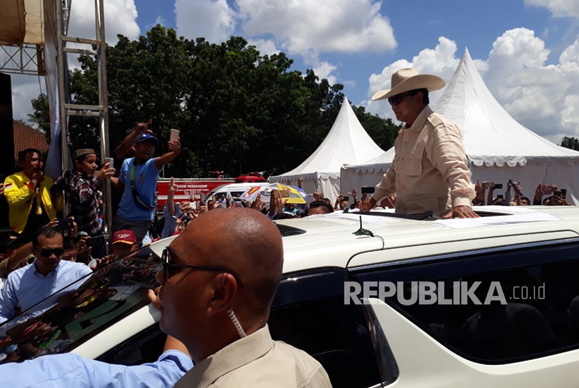 Calon presiden Prabowo Subiyanto menghadiri kampanye terbuka di GOR Satria  Purwokerto, Senin (1/4). Dalam kampanye tersebut, ribuan pendukung Prabowo  tumpah ruah di halaman GOR. 