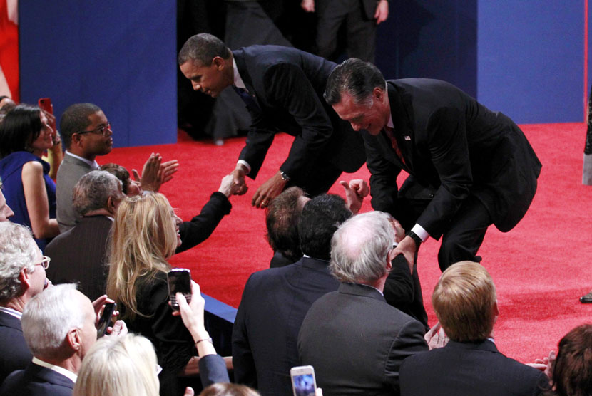   Calon presiden Republik Mitt Romney dan Presiden AS Barack Obama usai debat final calon presiden AS di Boca Raton, Florida, Selasa (23/10).(Joe Skipper/Reuters)