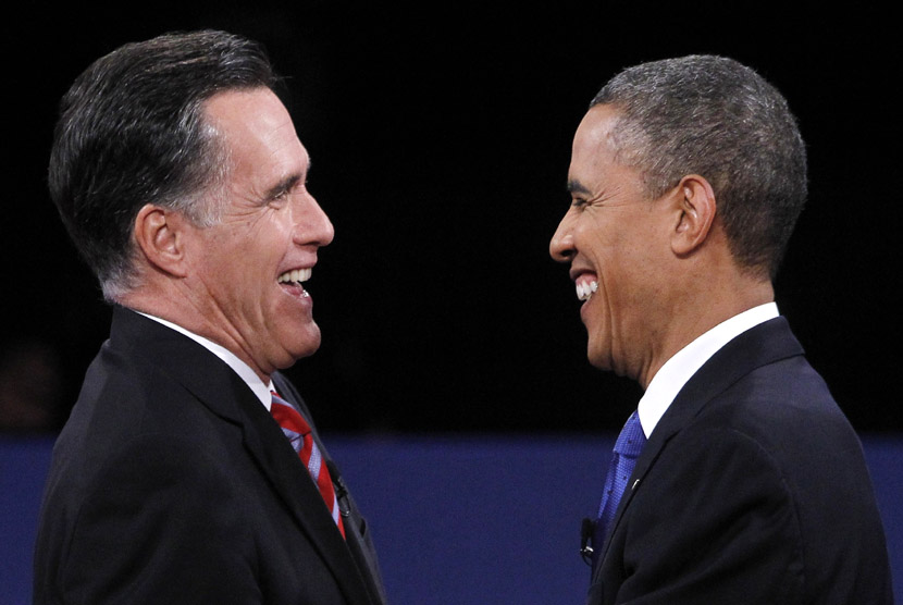  Calon presiden Republik Mitt Romney dan Presiden AS Barack Obama usai debat final calon presiden AS di Boca Raton, Florida, Selasa (23/10).(Jason Reed/Reuters)