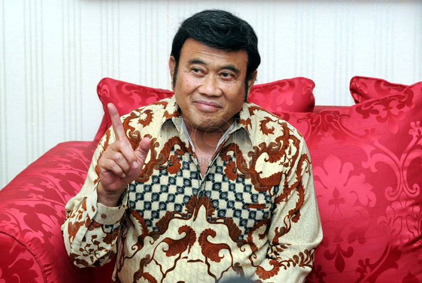   Calon Presiden Rhoma Irama memberikan keterangan pers di kediamannya di Pela Mampang, Jakarta, Senin (14/4). (Republika/Aditya Pradana Putra)